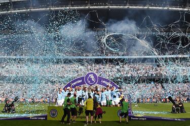 La plantilla del Manchester City celebrando el título que le acredita como campeón de la Premier League.