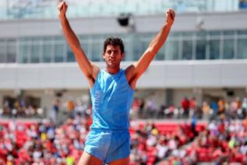 Es un atleta argentino que compite en salto con garrocha. Su mejor marca personal es hasta la fecha de 5.75 metros.