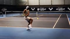 Rafa Nadal entrena el rev&eacute;s en su academia.