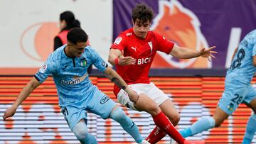 Futbol, O’Higgins vs Universidad Catolica.
Fecha 27, campeonato Nacional 2024.
El jugador de Universidad Catolica Clemente Montes, centro, disputa el balon con Esteban Moreira de O’Higgins durante el partido de primera division realizado en el estadio El Teniente de Rancagua, Chile.
06/10/2024
Andres Pina/Photosport
Football, O’Higgins vs Universidad Catolica.
27th round, 2024 National Championship.
Universidad Catolica's player Clemente Montes, center, vies for the ball against Esteban Moreira of Santiago Morning during a first division match at the El Teniente stadium in Rancagua, Chile.
06/10/2024
Andres Pina/Photosport