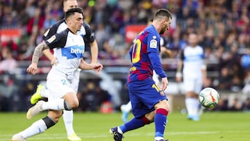 Pere Pons persigue a Messi.