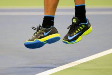 Detalle de los pies de Rafael Nadal durante su servicio.