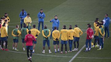 Rubi da instrucciones a sus jugadores, durante el tramo abierto al p&uacute;blico del entrenamiento de ayer en Cornell&agrave;-El Prat.