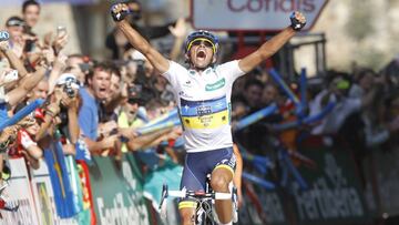 Alberto Contador celebra con un grito desgarrador su victoria en Fuente D&eacute; en 2012.