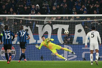 1-1. Perfecto lanzamiento, desde los once metros, de Charles De Ketelaere que manda el baln a la izquierda de Thibaut Courtois. El guardameta belga se vence al lado contrario.