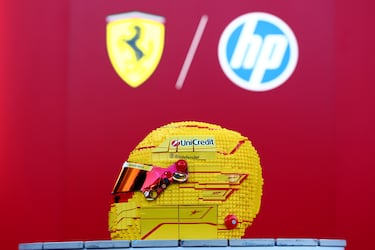 Réplica en LEGO del casco del británico Lewis Hamilton y de la Scuderia Ferrari durante las previas del Gran Premio de Australia de F1 en el Circuito Albert Park.