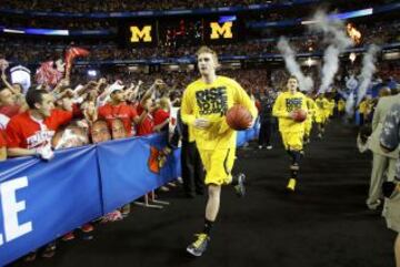 Los jugadores de los Wolverines de Michigan saltan a la pista para disputar la final.