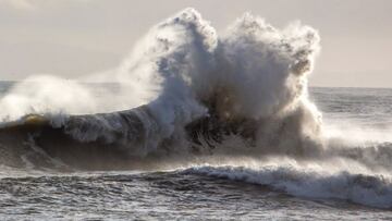 Una contraola choca con una ola en Sandpit (California, Estados Unidos) el 6 de enero del 2023, con dos surfistas mirándoselo desde el agua.