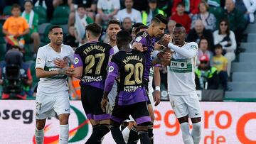 ELCHE, 11/03/2023.- Los jugadores del Elche, Omar Mascarell (d) y del Valladolid, Martin Hongla (2d) durante el partido de Liga que el Elche y el Valladolid han disputado este sábado en el estadio Martínez Valero de Elche. EFE / Manuel Lorenzo