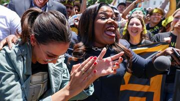 Las representantes estadounidenses Alexandria Ocasio-Cortez (D-NY) y Cori Bush (D-MO) reaccionan durante una manifestación "Sin clima, sin trato" frente a la Casa Blanca, en Washington, DC, Estados Unidos, el 28 de junio de 2021.