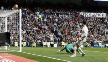 Cristiano Ronaldo falla el gol ante Kameni. 