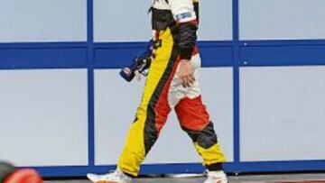 <b>ALONSO DISGUSTADO Y DESMAYO DE PIQUET</b> Alonso acabó la carrera cansado y también algo decepcionado pero la anécdota en Renault la protagonizó Nelsinho Piquet, que terminó extenuado. Con la cara amoratada, se tiró al suelo del box nada más bajarse del R28 y su fisioterapeuta le dio aire con una toalla y agua para hidratarse. Debe mejorar su preparación física para futuros desafíos.