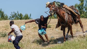 Un agente de la Patrulla Fronteriza de los Estados Unidos a caballo intenta evitar que un inmigrante haitiano ingrese a un campamento a orillas del R&iacute;o Grande cerca del Puente Internacional Acu&ntilde;a del R&iacute;o en Del R&iacute;o, Texas, el 19 de septiembre de 2021. 