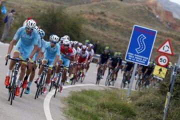 El pelotón durante la decimotercera etapa de la Vuelta Ciclista a España, disputada entre Calatayud y Tarazona, de 177 kilómetros de recorrido. 