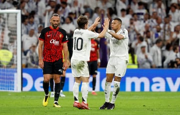 Mbappé celebra con Modric un gol. A pesar de que el francés porta un dorsal emblemático como el '9', en su selección porta en su espalda el dorsal '10', el dorsal más mítico del fútbol.