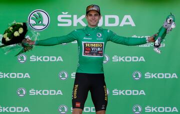 Wout van Aert celebra feliz en el podio sus cosechas en el Tour 2022: el maillot verde con récord de puntos, el premio de Supercombativo y su tercer triunfo de etapa, este sábado en la contrarreloj de Rocamadour.