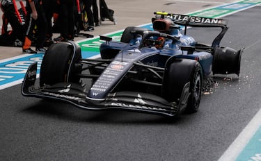 Alonso se mosquea m¨¢s con la estrategia que con Lawson
