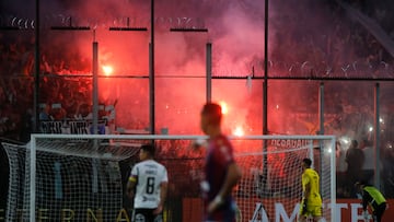 Futbol, Colo Colo vs Monagas SC.
Fase de grupos, Copa Libertadores 2023.
Hinchas de Colo Colo son fotografiados durante el partido del grupo F de la Copa Libertadores contra Monagas SC realizado en el estadio Monumental de Santiago, Chile.
19/04/2023
Jonnathan Oyarzun/Photosport
Football, Colo Colo vs Monagas SC.
2023 Copa Libertadores Championship.
Colo Colo’s fans are pictured during the group F match of the Copa Libertadores Championship against Monagas SC at the Monumental stadium in Santiago, Chile.
19/04/2023
Jonnathan Oyarzun/Photosport