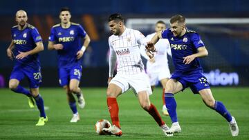 Rafa Mir se va de un rival.