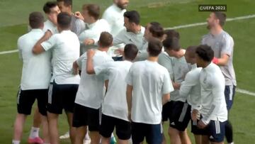 Morata se libra de las collejas en el rondo: vean a Pedri y De Gea y comparen