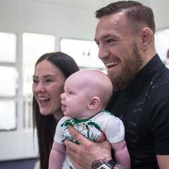 Las dos debilidades de Conor McGregor: su novia y su hijo