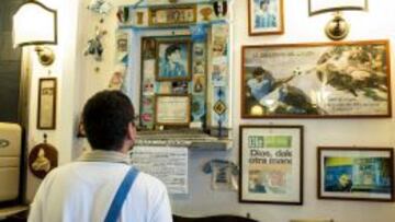 Un caf&eacute; de la Piazetta Nilo conserva en un altar un cabello original de Maradona.