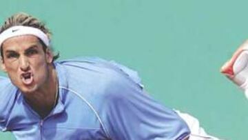 <b>CON LAS BOMBAS QUE TIRA FELICIANO</b>. Sirviendo a una promedio de 193 kilómetros por hora, Feliciano López vuela hacia las rondas importantes del Abierto de Australia.