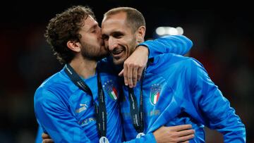 LONDON, ENGLAND - JUNE 01: Giorgio Chiellini is embraced by Manuel Locatelli of Italy after his final appearance for his country during the Finalissima 2022 match between Italy and Argentina at Wembley Stadium on June 1, 2022 in London, England. (Photo by Marc Atkins/Getty Images)