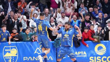 Jugadores del Peñíscola celebran un gol en Liga frente a ElPozo.