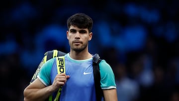 Paris (), 31/10/2024.- Carlos Alcaraz of Spain leaves the court after losing his round of 16 match against Ugo Humbert of at the Rolex Paris Masters tennis tournament in Paris, , 31 October 2024. (Tenis, Francia, España) EFE/EPA/YOAN VALAT