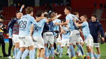 PALMA DE MALLORCA, 05/04/2025.- Los jugadores del Celta celebran victoria de su equipo en el partido de LaLiga entre el Real Mallorca y el Celta, este sábado en el estadio de Son Moix, en Palma. EFE/Cati Cladera