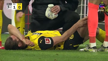 Sabitzer se toca su rodilla lesionada.