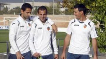 <b>CARAS SERIAS. </b>Jonas y Aduriz secundan a Soldado ayer a la salida del entrenamiento ché.