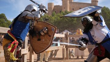 24/09/22 Dos luchadores compiten durante la celebración del VI Torneo Nacional de Combate Medieval ‘Desafío de Belmonte’, a los pies del Castillo de Belmonte, a 24 de septiembre de 2022, en Belmonte, Cuenca, Castilla La Mancha, (España). La VI  edición del Torneo Nacional de Combate Medieval llega a Belmonte con cerca de 14 clubes de lucha procedentes de toda España (y algunos extranjeros) con más de 100 luchadores confirmados para el combate. El Combate Medieval es un deporte de contacto basado en los torneos medievales de la Europa de los siglos XIV y XV.  El torneo se celebra a los pies del castillo de Belmonte, una fortaleza en el cerro de San Cristóbal, a las afueras de Belmonte. Fue declarado Monumento histórico-artístico perteneciente al Tesoro Artístico Nacional.
24 SEPTIEMBRE 2022;LUCHA DEPORTIVA;TURISMO;DISFRAZ;ESCUDO;
Rey Sotolongo / Europa Press
FOTO FINISH CONTRAPORTADA

PUBLICADA 25/09/22  NA MA32 5COL 