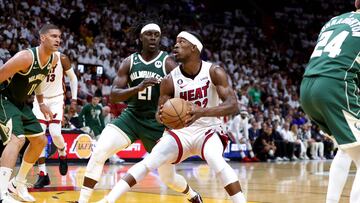 Jimmy Butler, escolta de Miami Heat, ante Jrue Holiday, base de Milwaukee Bucks.