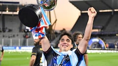 CORDOBA, ARGENTINA - OCTOBER 01: Lorenzo Faravelli of Independiente del Valle celebrates with the trophy after winning the Copa CONMEBOL Sudamericana 2022 Final match between Sao Paulo and Independiente del Valle at Mario Alberto Kempes Stadium on October 01, 2022 in Cordoba, Argentina. (Photo by Hernan Cortez/Getty Images)