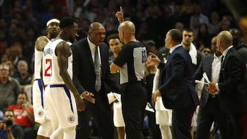Doc Rivers habla con el &aacute;rbitro durante un partido de la NBA de Los &Aacute;ngeles Clippers