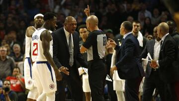 Doc Rivers habla con el árbitro durante un partido de la NBA de Los Ángeles Clippers