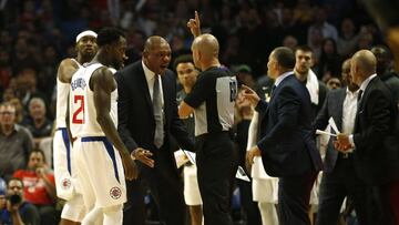 Doc Rivers habla con el &aacute;rbitro durante un partido de la NBA de Los &Aacute;ngeles Clippers