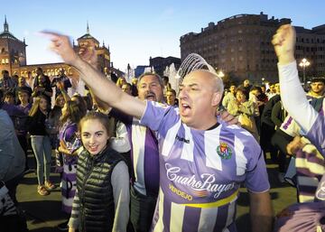 Seguidores del Real Valladolid celebran la permanencia en la fuente de la Plaza de Zorrilla de la capital vallisoletana.