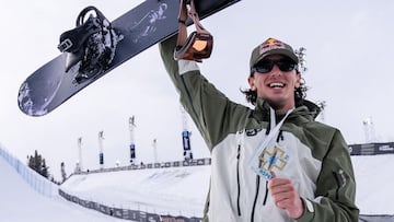 El canadiense Mark McMorris posa con su medalla de oro en snowboard slopestyle en los X Games de Aspen 2023. 