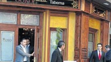 <b>YA SE VIERON EN SOKO HACE UN MES</b> El restaurante en el que se reunieron ayer Mijatovic y Lombilla es el mismo en el que ambos se vieron de incógnito hace un mes. El agente de Gago mantuvo entonces una serie de reuniones con el director de Fútbol madridista donde empezaron a perfilar el acuerdo cerrado ayer. Tras esas conversaciones Calderón manifestó que Gago quería vestir de blanco.