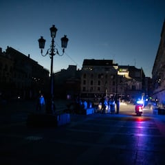 Pide a su marido que llene botellas de agua como medida urgente por el apagón y al entrar en la cocina se lleva las manos a la cabeza