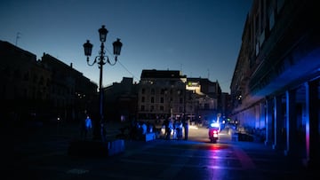 Las calles de Ciudad Real sin iluminación por la noche debido al apagón, a 28 de abril de 2025, en Ciudad Real, Castilla-La Mancha (España). Un apagón eléctrico ha asolado España, Portugal y parte de Francia a las 12.30h. de la mañana. Sin saber aún las causas concretas del apagón, poco a poco se recupera el suministro eléctrico en todas las regiones de la Península Ibérica. Algunas ciudades y municipios han estado más de 12 horas sin luz, y otras zonas aún no la han recuperado.
29 ABRIL 2025
Eusebio García del Castillo / Europa Press
28/04/2025