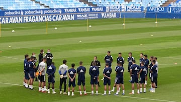 Los jugadores del Zaragoza atienden a las indiciaci&oacute;n de Baraja en el entrenamiento de ayer en La Romareda.