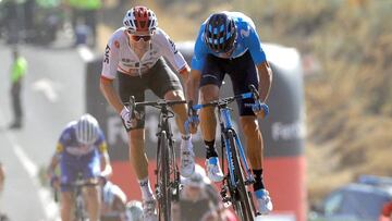 GRAF730. MÁLAGA, 26/08/2018.- El corredor español del equipo Movistar, Alejandro Valverde (d), se impone al polaco del Sky, Michal Kwiatkowski (i), en el sprint de la 2ª etapa de La Vuelta 2018 con final en Caminito del Rey (Mála