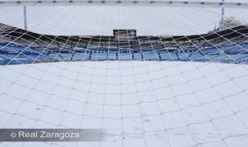 La nieve tiñe de blanco los estadios del fútbol español