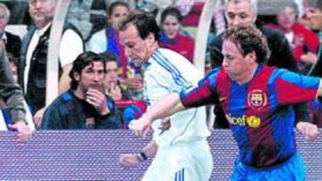 Alfonso Pérez pugna por el balón en el "derbi" de la pasada temporada.