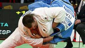 Aythami Ruano proyectando al italiano Paolo Bianchessi en la final del Open de París.