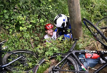 Las ca¨ªdas han sido protagonistas de la primera etapa del Tour de Francia 2021, una de ellas por culpa de una pancarta de una espectadora. El corredor de Jumbo-Visma, Tony Martin, choc¨® con una espectadora que sosten¨ªa un cartel, lo que provoc¨® que numerosos corredores se fueran al suelo. La segunda ca¨ªda fue a 5 km de la meta cuando un corredor se fue al lateral provocando que varios corredores salieran catapultados.